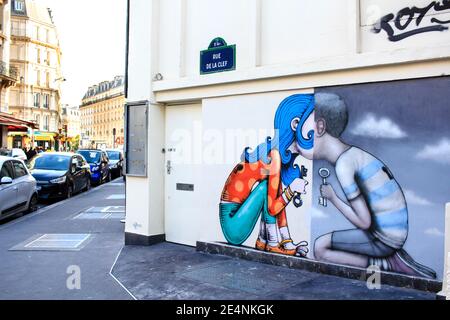 Schöne Graffiti-Malerei im 5th Arrondissement von Paris, die Jungen und Mädchen mit Schlüssel öffnen einander. Stockfoto