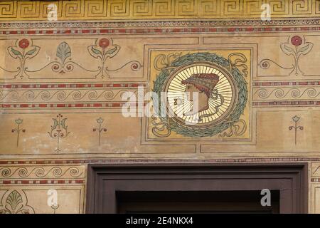 Dekorative Details an der Fassade des Jugendstil-Gebäudes in Brüssel, Belgien Stockfoto
