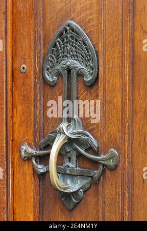 Dekorative Details an der Tür des Jugendstil-Gebäudes in Brüssel, Belgien Stockfoto