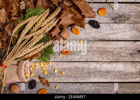 Konzept Feier orthodoxe Weihnachten auf rustikalen Holztisch. Fastfood und Heiligabend Dekoration in Serbien. Stockfoto