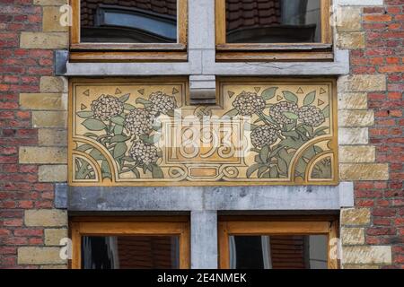 Dekorative Details an der Fassade des Jugendstil-Gebäudes in Brüssel, Belgien Stockfoto