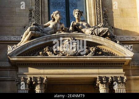 Dekorative Skulpturen an der Fassade des Gebäudes in Brüssel, Belgien Stockfoto