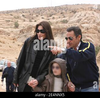 Der französische Präsident Nicolas Sarkozy begleitet von seiner Freundin, Sängerin und ehemaligen Topmodel Carla Bruni und ihrem Sohn in der Siq, als sie am 5. Januar 2008 in die alte Stadt Petra in Jordanien gehen. Foto von Pool/ABACAPRESS.COM Stockfoto