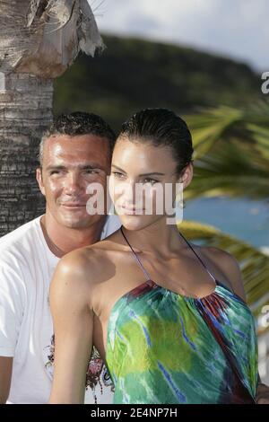 EXKLUSIV - Richard Virenque und das neue Girlfriend Topmodel Jessica säen am 7. Januar 2008 in St. Barth's. Foto von Stuart Morton/ABACAPRESS.COM Stockfoto