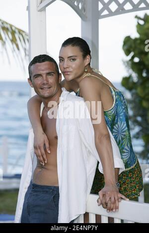 EXKLUSIV - Richard Virenque und das neue Girlfriend Topmodel Jessica säen am 7. Januar 2008 in St. Barth's. Foto von Stuart Morton/ABACAPRESS.COM Stockfoto