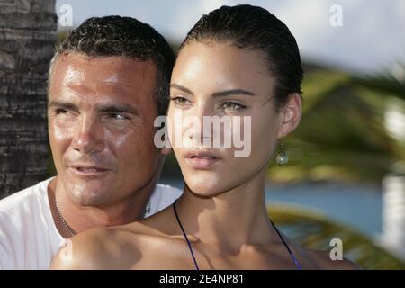 EXKLUSIV - Richard Virenque und das neue Girlfriend Topmodel Jessica säen am 7. Januar 2008 in St. Barth's. Foto von Stuart Morton/ABACAPRESS.COM Stockfoto