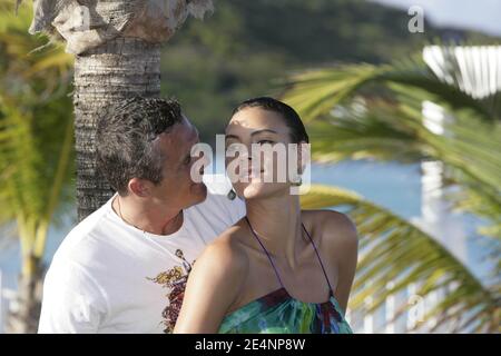 EXKLUSIV - Richard Virenque und das neue Girlfriend Topmodel Jessica säen am 7. Januar 2008 in St. Barth's. Foto von Stuart Morton/ABACAPRESS.COM Stockfoto