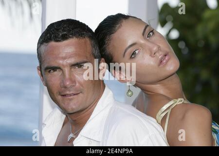 EXKLUSIV - Richard Virenque und das neue Girlfriend Topmodel Jessica säen am 7. Januar 2008 in St. Barth's. Foto von Stuart Morton/ABACAPRESS.COM Stockfoto