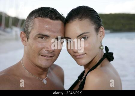 EXKLUSIV - Richard Virenque und das neue Girlfriend Topmodel Jessica säen am 7. Januar 2008 in St. Barth's. Foto von Stuart Morton/ABACAPRESS.COM Stockfoto