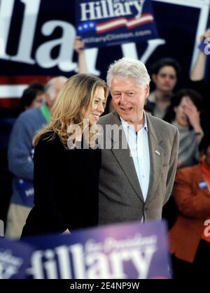 Der ehemalige US-Präsident Bill Clinton und seine Tochter Chelsea reagieren am 7. Januar 2008, nur wenige Stunden vor dem Beginn der Vorwahlen des Staates am 8. Januar, während einer Wahlkampfveranstaltung für die demokratische Präsidentschaftskandidatin Hillary Clinton und die New Yorker Senatorin Hillary Clinton in Manchester, NH, USA. Umfragen, die Stunden vor dem zweiten Nominierungswettbewerb von 2008 veröffentlicht wurden, zeigten, dass Illinois Senator Barack Obama eine solide Führung in New Hampshire genießt und zum ersten Mal Clintons Vorteil unter den demokratischen Wählern national erschüttert. Foto von Olivier Douliery/ABACAPRESS.COM Stockfoto