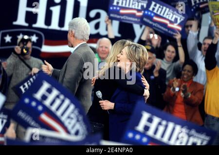 Demokratische Präsidentin hoffnungsvoll und New York Senatorin Hillary Clinton umarmt Tochter Chelsea als Ehemann und ehemaliger US-Präsident Bill Clinton beobachtet während einer Wahlkampfveranstaltung in Manchester, NH, USA am 7. Januar 2008, nur Stunden vor dem Start des Primärstaates des 8. Januar. Umfragen, die Stunden vor dem zweiten Nominierungswettbewerb von 2008 veröffentlicht wurden, zeigten, dass Illinois Senator Barack Obama eine solide Führung in New Hampshire genießt und zum ersten Mal Clintons Vorteil unter den demokratischen Wählern national erschüttert. Foto von Olivier Douliery/ABACAPRESS.COM Stockfoto