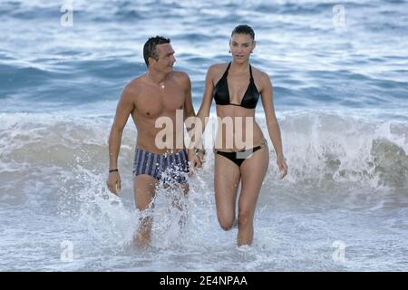 EXKLUSIV - Richard Virenque und das neue Girlfriend Topmodel Jessica säen am 7. Januar 2008 in St. Barth's. Foto von Stuart Morton/ABACAPRESS.COM Stockfoto