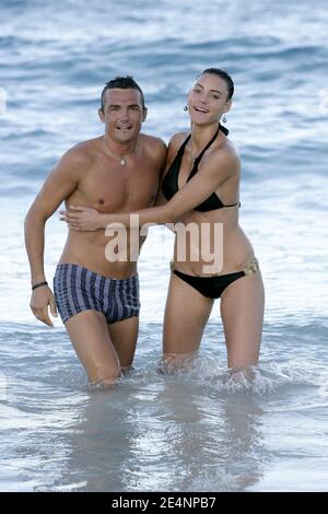 EXKLUSIV - Richard Virenque und das neue Girlfriend Topmodel Jessica säen am 7. Januar 2008 in St. Barth's. Foto von Stuart Morton/ABACAPRESS.COM Stockfoto