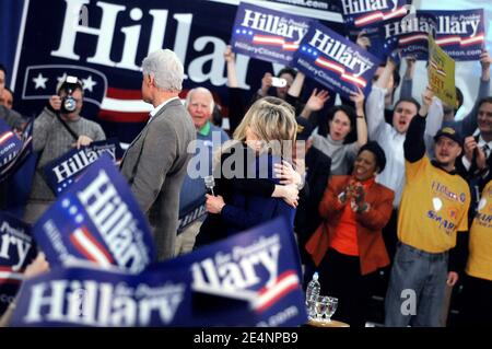 Demokratische Präsidentin hoffnungsvoll und New York Senatorin Hillary Clinton umarmt Tochter Chelsea als Ehemann und ehemaliger US-Präsident Bill Clinton beobachtet während einer Wahlkampfveranstaltung in Manchester, NH, USA am 7. Januar 2008, nur Stunden vor dem Start des Primärstaates des 8. Januar. Umfragen, die Stunden vor dem zweiten Nominierungswettbewerb von 2008 veröffentlicht wurden, zeigten, dass Illinois Senator Barack Obama eine solide Führung in New Hampshire genießt und zum ersten Mal Clintons Vorteil unter den demokratischen Wählern national erschüttert. Foto von Olivier Douliery/ABACAPRESS.COM Stockfoto