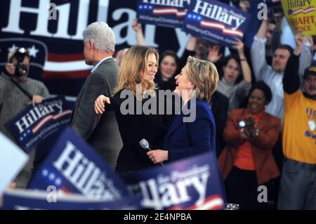 Demokratische Präsidentin hoffnungsvoll und New York Senatorin Hillary Clinton umarmt Tochter Chelsea als Ehemann und ehemaliger US-Präsident Bill Clinton beobachtet während einer Wahlkampfveranstaltung in Manchester, NH, USA am 7. Januar 2008, nur Stunden vor dem Start des Primärstaates des 8. Januar. Umfragen, die Stunden vor dem zweiten Nominierungswettbewerb von 2008 veröffentlicht wurden, zeigten, dass Illinois Senator Barack Obama eine solide Führung in New Hampshire genießt und zum ersten Mal Clintons Vorteil unter den demokratischen Wählern national erschüttert. Foto von Olivier Douliery/ABACAPRESS.COM Stockfoto