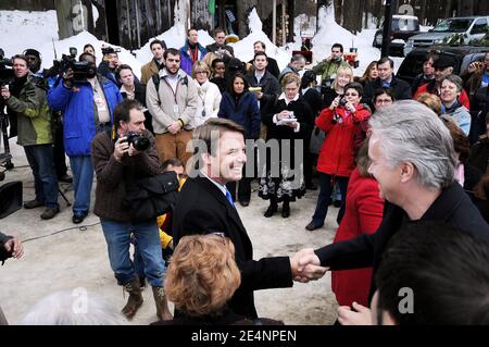 Der demokratische Präsidentschaftskandidat und ehemalige Senator von North Carolina, John Edwards, begrüßt den Schauspieler Tim Robbins (R), als er am 7. Januar 2008 bei einem Wahlkampfereignis in Bedford, NH, USA, im Haus von Peter und Jo Smith ankommt. Die Kandidaten haben sich auf New Hampshire vor dem 8. Januar Bundesstaat Primär konvergiert. Foto von Olivier Douliery/ABACAPRESS.COM Stockfoto