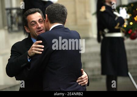 Präsident Nicolas Sarkozy (L) begrüßt Spaniens Premierminister Jose Luis Rodriguez Zapatero, als er am 10. Januar 2008 zu einem französisch-spanischen Gipfel im Elysee-Palast in Paris, Frankreich, eintrifft. Foto von Mehdi Taamallah/ABACAPRESS.COM Stockfoto