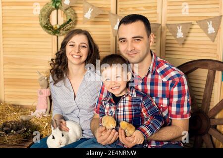 Glückliche Familie Genießen sie ostern im ländlichen Stil. Stockfoto