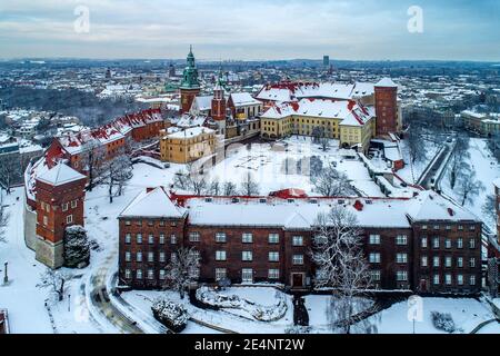 Historische königliche Wawel Schloss und Kathedrale in Krakau, Polen, bedeckt mit Schnee im Winter Stockfoto