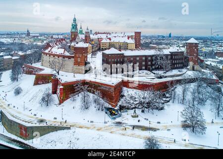 Krakau, Polen. Historisches königliches Wawel Schloss und Kathedrale im Winter mit weißem Schnee, Spaziergänger und Promenade. Stockfoto