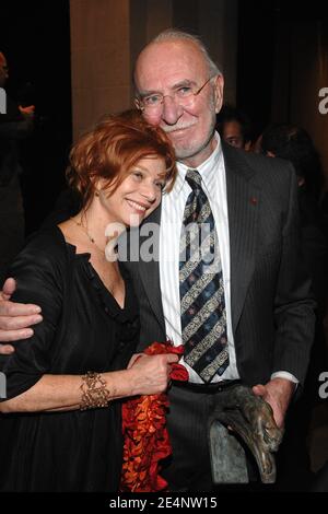 Schauspieler Jean-Pierre Marielle (Career Achievement Award) und seine Frau Agathe Natanson nehmen am 13. Januar 2008 an der 13. Jährlichen "Ceremonie des Lumieres" (französisches Äquivalent der Goldenen Globen) im Pariser Rathaus Teil. Foto von Nicolas Khayat/ABACAPRESS.COM Stockfoto