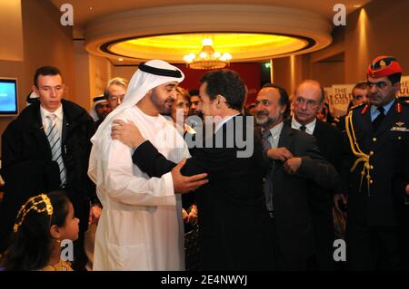 Abu Dhabis Kronprinz Scheich Mohammed Bin Zayed Mit Seiner 6 Jahrigen Tochter Prinzessin Hassa Und Prasident Nicolas Sarkozy Besuchen Am 15 Januar 2008 Eine Kulturausstellung In Abu Dhabi Vereinigte Arabische Emirate Foto Von