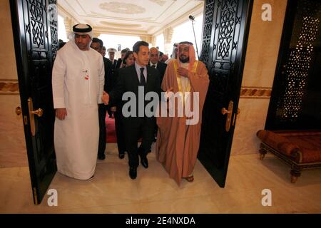 Der Präsident der Vereinigten Arabischen Emirate, Sheikh Khalifa bin Zayed Al Nahyan, empfängt am 15. Januar 2008 Präsident Nicolas Sarkozy im Präsidentenpalast in Abu Dhabi, Vereinigte Arabische Emirate. Frankreich und die Vereinigten Arabischen Emirate haben verschiedene Abkommen unterzeichnet, aber am wichtigsten ist die Einführung eines französischen Militärstützpunktes im Golf, dem ersten seiner Art. Foto von Ludovic Marin-Pool/ABACAPRESS.COM Stockfoto