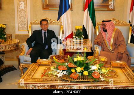 Der Präsident der Vereinigten Arabischen Emirate, Sheikh Khalifa bin Zayed Al Nahyan, empfängt am 15. Januar 2008 Präsident Nicolas Sarkozy im Präsidentenpalast in Abu Dhabi, Vereinigte Arabische Emirate. Frankreich und die Vereinigten Arabischen Emirate haben verschiedene Abkommen unterzeichnet, aber am wichtigsten ist die Einführung eines französischen Militärstützpunktes im Golf, dem ersten seiner Art. Foto von Ludovic Marin-Pool/ABACAPRESS.COM Stockfoto