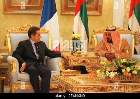 Der Präsident der Vereinigten Arabischen Emirate, Sheikh Khalifa bin Zayed Al Nahyan, empfängt am 15. Januar 2008 Präsident Nicolas Sarkozy im Präsidentenpalast in Abu Dhabi, Vereinigte Arabische Emirate. Frankreich und die Vereinigten Arabischen Emirate haben verschiedene Abkommen unterzeichnet, aber am wichtigsten ist die Einführung eines französischen Militärstützpunktes im Golf, dem ersten seiner Art. Foto von Ludovic Marin-Pool/ABACAPRESS.COM Stockfoto