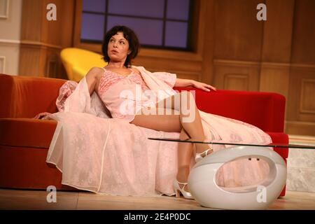 Schauspielerin Isabelle Mergault während des Vorhangs von Croque-Monsieur am Theater des Varietes in Paris, Frankreich am 17. Januar 2008. Foto von Denis Guignebourg/ABACAPRESS.COM Stockfoto