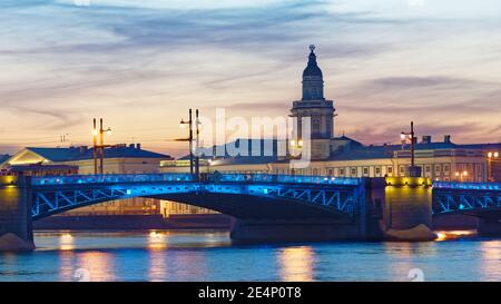 Nachtansicht des Flusses Neva, der Palastbrücke und des Kunstkameragebäudes in St. Petersburg, Russland Stockfoto