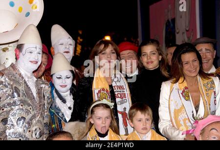 Prinzessin Stephanie und Caroline von Monaco mit Carolines Töchtern Charlotte Casiraghi und Alexandra von Hannover und Ernst August von Hannover besuchen am 19. Januar 2008 das 32. Internationale Zirkusfestival von Monte Carlo in Monaco. Foto von Pool/ABACAPRESS.COM Stockfoto