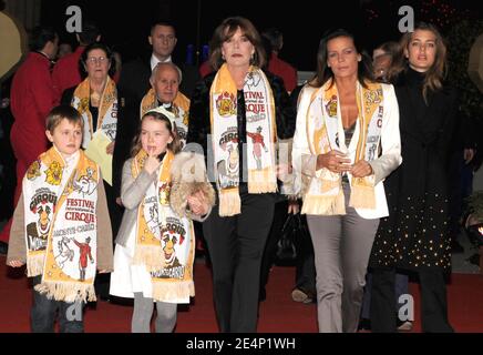 Prinzessin Stephanie und Caroline von Monaco mit Carolines Töchtern Charlotte Casiraghi und Alexandra von Hannover und Ernst August von Hannover besuchen am 19. Januar 2008 das 32. Internationale Zirkusfestival von Monte Carlo in Monaco. Foto von Pool/ABACAPRESS.COM Stockfoto