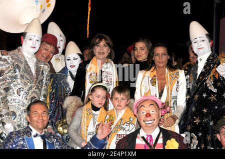 Prinzessin Stephanie und Caroline von Monaco sowie Carolines Töchter Charlotte Casiraghi und Alexandra von Hannover besuchen am 19. Januar 2008 das 32. Internationale Zirkusfestival von Monte Carlo in Monaco. Foto von Pool/ABACAPRESS.COM Stockfoto