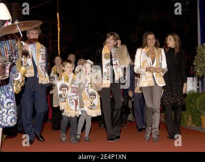 Prinzessin Stephanie und Caroline von Monaco mit Carolines Töchtern Charlotte Casiraghi und Alexandra von Hannover und Ernst August von Hannover besuchen am 19. Januar 2008 das 32. Internationale Zirkusfestival von Monte Carlo in Monaco. Foto von Pool/ABACAPRESS.COM Stockfoto