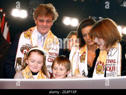 Prinzessin Stephanie und Caroline von Monaco mit Carolines Töchtern Charlotte Casiraghi und Alexandra von Hannover und Ernst August von Hannover besuchen am 19. Januar 2008 das 32. Internationale Zirkusfestival von Monte Carlo in Monaco. Foto von Pool/ABACAPRESS.COM Stockfoto