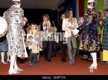 Prinzessin Stephanie und Caroline von Monaco mit Carolines Töchtern Charlotte Casiraghi und Alexandra von Hannover und Ernst August von Hannover besuchen am 19. Januar 2008 das 32. Internationale Zirkusfestival von Monte Carlo in Monaco. Foto von Pool/ABACAPRESS.COM Stockfoto