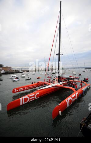 Francis Joyon kommt in Brest an und wird der schnellste Weltsolonavigator auf seinem Maxi-Trimaran 'IDEC II'. Er stellt einen brandneuen Rekord von 72 Tagen 22 Stunden und 54 Minuten und 22 Sekunden Navigation, die mehr als 28,000 Meilen bei einer durchschnittlichen Geschwindigkeit von 15.5 Knoten. Brest, Frankreich am 19. Januar 2008. Foto von Nicolas Gouhier/Cameleon/ABACAPRESS.COM Stockfoto