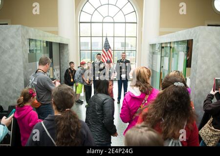 Mitglieder der Alten Garde posieren für Fotos im Welcome Center der Arlington National Cememery (17290624272). Stockfoto