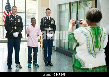 Mitglieder der Alten Garde posieren für Fotos im Welcome Center der Arlington National Cememery (17291942291). Stockfoto