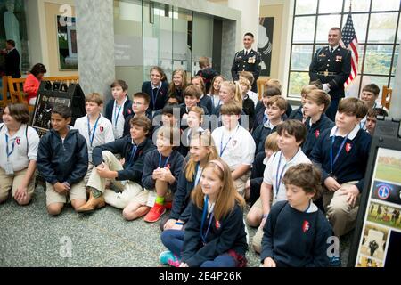 Mitglieder der Alten Garde posieren für Fotos im Welcome Center der Arlington National Cememery (17085003547). Stockfoto