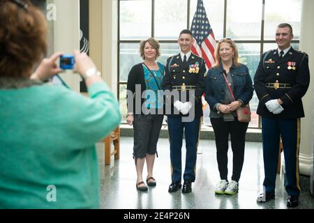 Mitglieder der Alten Garde posieren für Fotos im Welcome Center der Arlington National Cememery (17291946831). Stockfoto