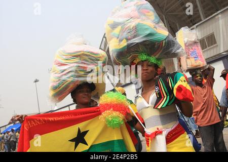 Fans der ghanaischen Fußballmannschaft pfeifen, als sie auf das Eröffnungsspiel im Fußballturnier des African Cup of Nations warten, Gastgeber Ghana gegen Guinea in Accra, Ghana am 20. Januar 2008. Foto von Steeve McMay/Cameleon/ABACAPRESS.COM Stockfoto