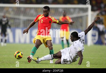 Der Ghanaer Sulley Muntari nimmt Guineas Kanfory Sylla während des Fußballspieles der Afrikanischen Fußballmeisterschaft der Nationen, Ghana gegen Guinea, am 20. Januar 2008 in Accra, Ghana, in Angriff. Ghana besiegte Guinea 2:1. Foto von Steeve McMay/Cameleon/ABACAPRESS.COM Stockfoto