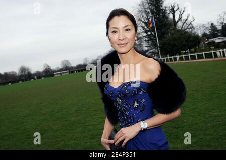 Die malaysische Schauspielerin Michelle Yeoh posiert, als sie zur Präsentation der Haute Couture Frühjahr/Sommer 2008 Kollektion von Christian Dior kommt, die am 21. Januar 2008 im 'Le Polo de Paris' in Boulogne bei Paris, Frankreich, stattfand. Foto von Nebinger-Taamallah/ABACAPRESS.COM Stockfoto