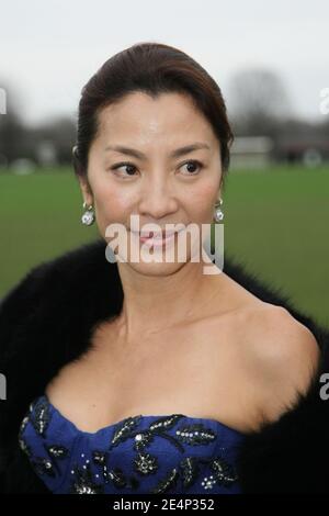 Die malaysische Schauspielerin Michelle Yeoh posiert, als sie zur Präsentation der Haute Couture Frühjahr/Sommer 2008 Kollektion von Christian Dior kommt, die am 21. Januar 2008 im 'Le Polo de Paris' in Boulogne bei Paris, Frankreich, stattfand. Foto von Nebinger-Taamallah/ABACAPRESS.COM Stockfoto