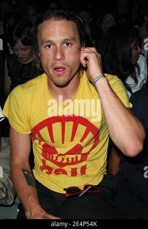 Schauspieler Heath Ledger sitzt in der ersten Reihe bei der Marc Jacobs Show während der Mercedes Benz Fashion Week Spring 2008 im New York State Armory in New York City, NY, USA am 10. September 2007. Heath Ledger wurde am 19. Februar 2008 von der New Yorker Polizeibehörde in einer Wohnanlage in Manhattan tot aufgefunden. Foto von Gregorio Binuya/ABACAPRESS.COM Stockfoto