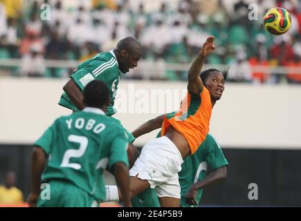 Didier Drogba, Kapitän der Elfenbeinküste, steht am 21. Januar 2008 beim Fußballspiel African Cup of Nations, Elfenbeinküste gegen Nigeria in Sekondi, Ghana, an der Spitze des Balls. Elfenbeinküste besiegte Nigeria 1:0. Foto von Steeve McMay/Cameleon/ABACAPRESS.COM Stockfoto