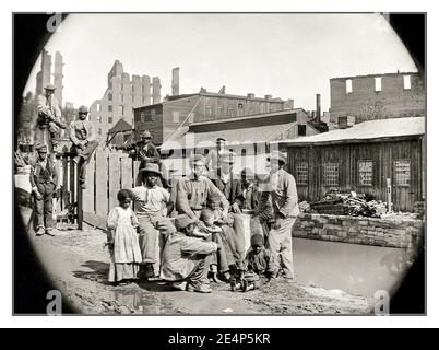 SKLAVEREI SKLAVEN AMERIKA 9. JUNI 1865. „Schwarze Afroamerikaner, die aus der Sklaverei befreit wurden, gruppieren sich gemeinsam für ein Foto an einem Kanal – in Haxall’s Mill, Richmond.“ USA Teil eines nassen Plattenstereographen von Alexander Gardner. Stockfoto