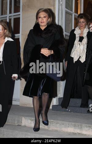 Farah Diba, ehemalige Kaiserin des Iran, verlässt das Musée Rodin nach der Haute-Couture-Show des italienischen Designers Valentino im Frühjahr/Sommer 2008 am 23. Januar 2008 in Paris, Frankreich. Der 75-jährige Valentino tritt nach 45 Jahren in den Ruhestand. Foto von Nebinger-Taamallah/ABACAPRESS.COM Stockfoto